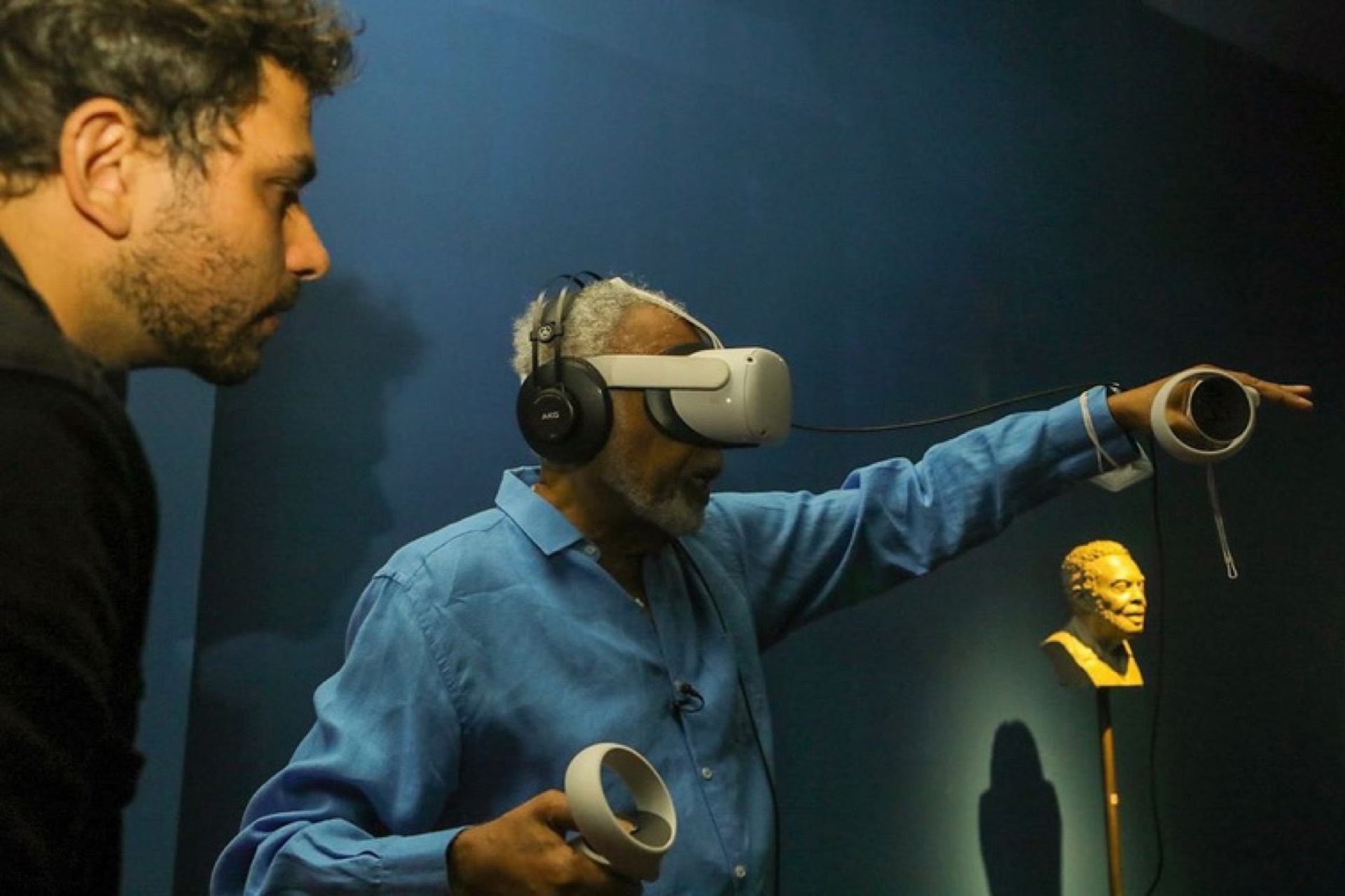 Gilberto Gil experimenta a obra em realidade virtual.