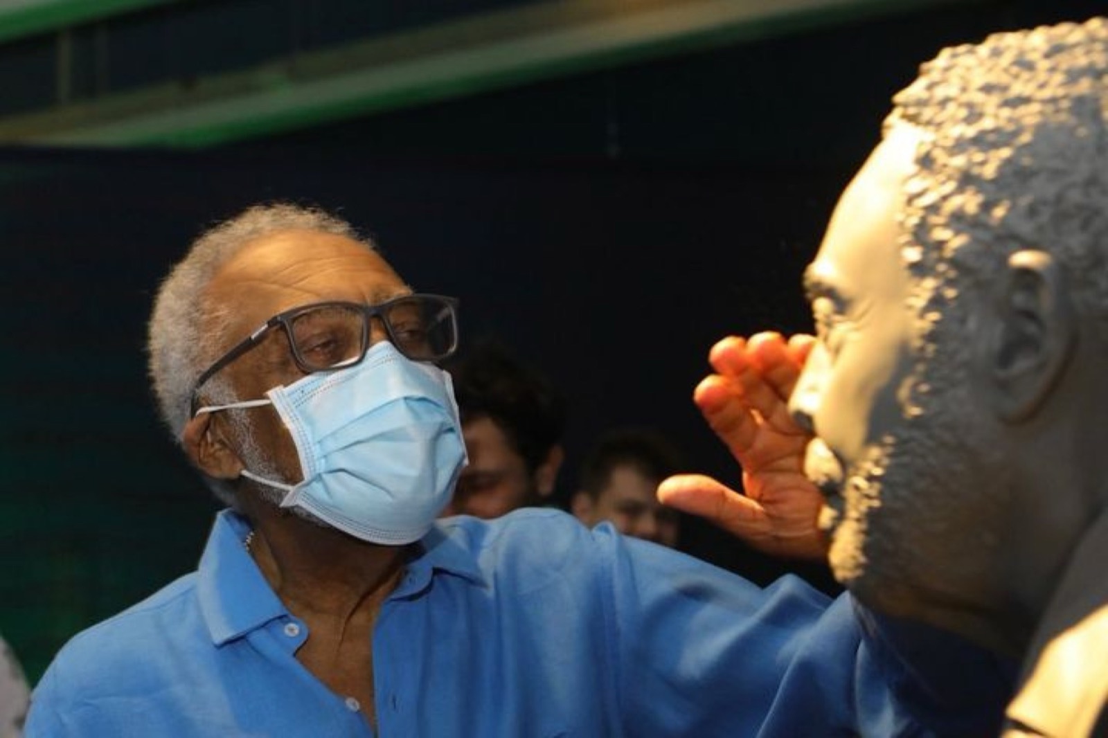 Gilberto Gil diante de sua representação tridimensional.